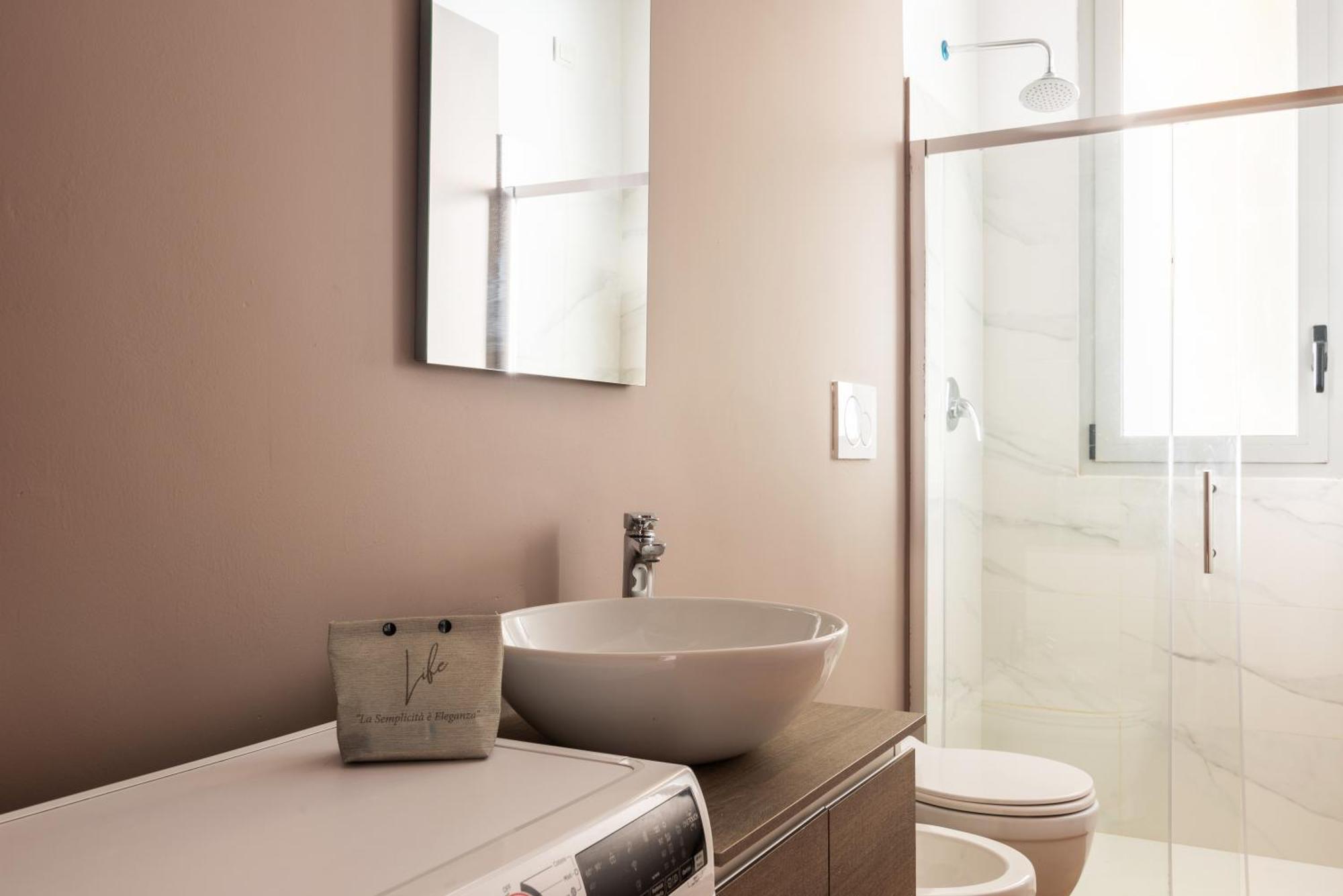 Modernita A Milano: Bilocale Con Balcone *