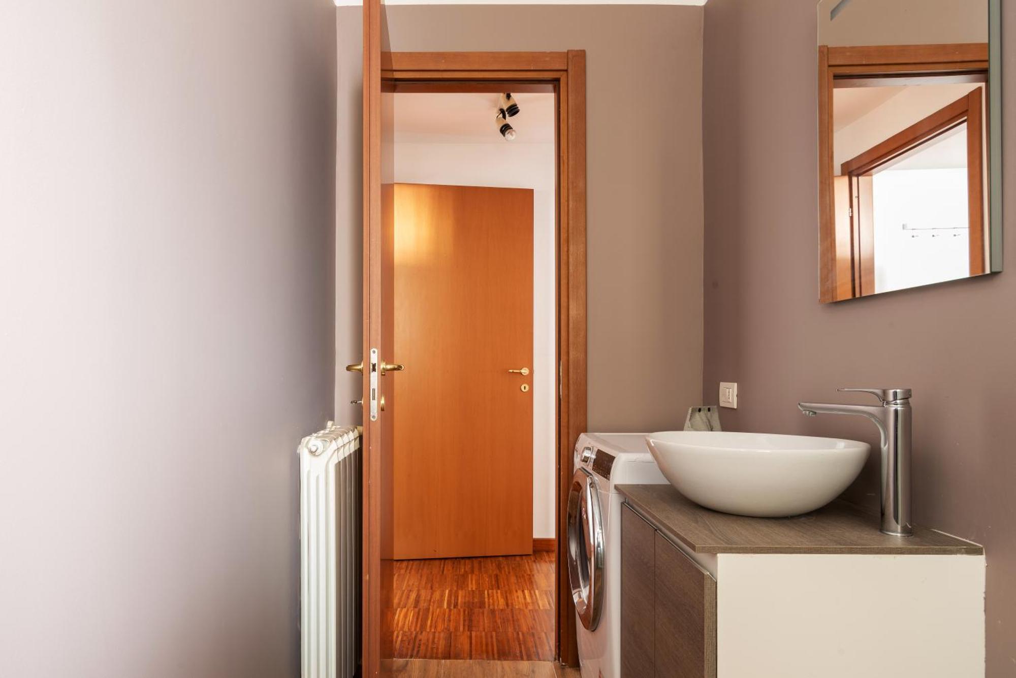 Modernita A Milano: Bilocale Con Balcone * Milano