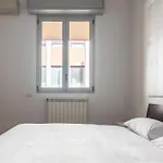 Modernita A Milano: Bilocale Con Balcone