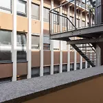 Modernita A Milano: Bilocale Con Balcone