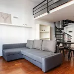 Modernita A Milano: Bilocale Con Balcone