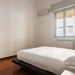 Modernita A Milano: Bilocale Con Balcone