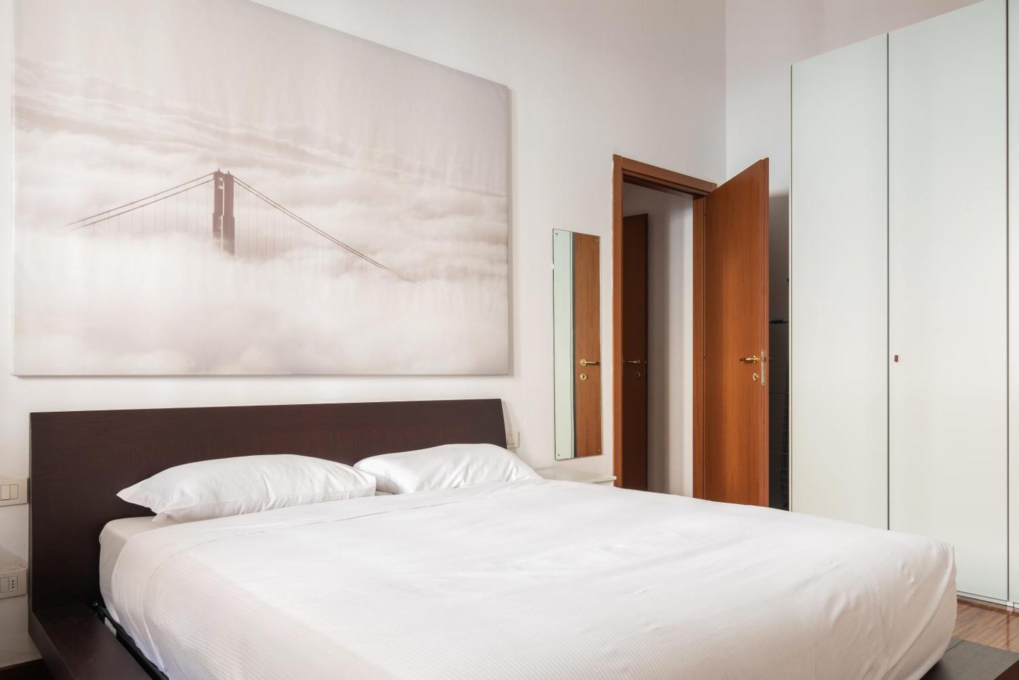 Modernita A Milano: Bilocale Con Balcone * Milan