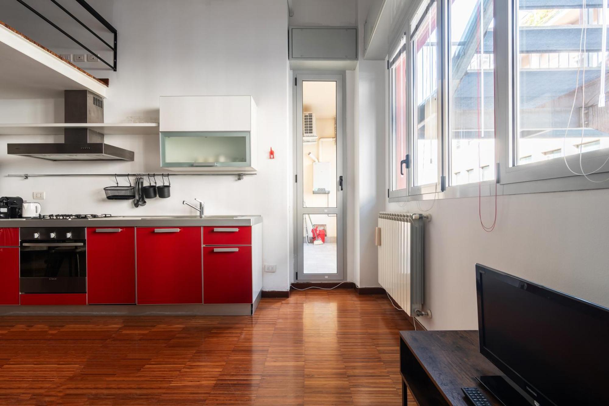 Modernita A Milano: Bilocale Con Balcone